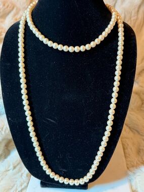 Classic and Elegant White Glass Pearl Necklace